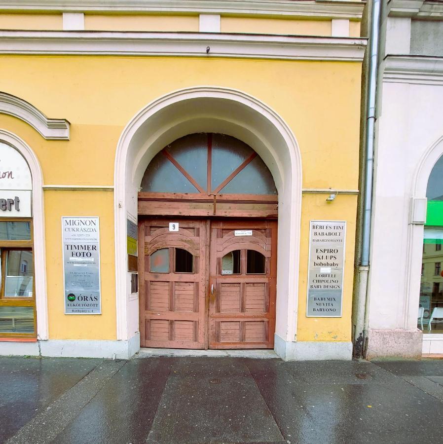 Central Gallery Apartment Дебрецен Екстериор снимка